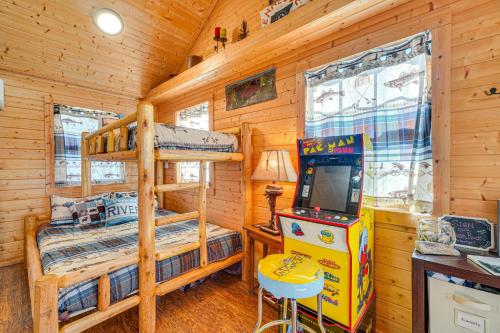 Riverfront Cabin Near Smoky Mountain National Park in Walland, USA
