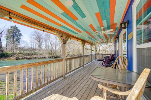 Riverfront Cabin Near Smoky Mountain National Park in Walland, USA