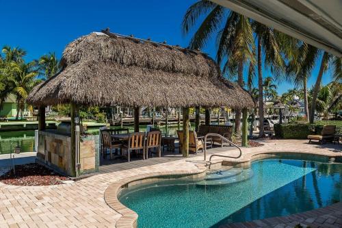 Marathon Vacation Bliss Waterfront Pool and Cabana in Marathon, USA
