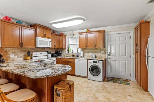 Marathon Vacation Bliss Waterfront Pool and Cabana in 杜科基