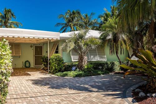 Waterfront Pools and Cabana by Duck Keys Marathon in Marathon, USA