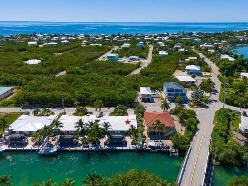 Waterfront Pools and Cabana by Duck Keys Marathon in ดั๊กคีย์ (FL)