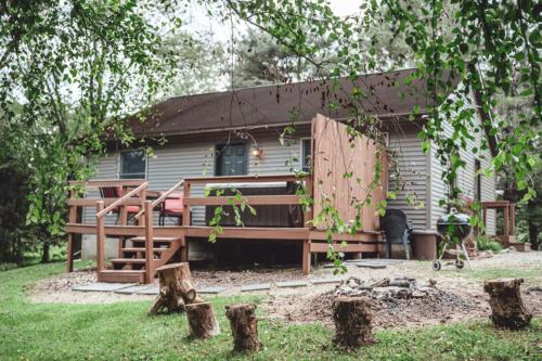 King Bed House w Private Hot Tub in South Bloomingville, USA