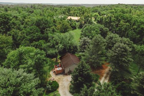 King Bed Private Hot Tub Relaxing 12-Acre Hideaway - image 9