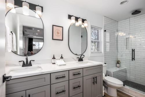 Colorful 2 Bedroom Retreat with 3 Beds Patio and Free Parking in Nashville, USA