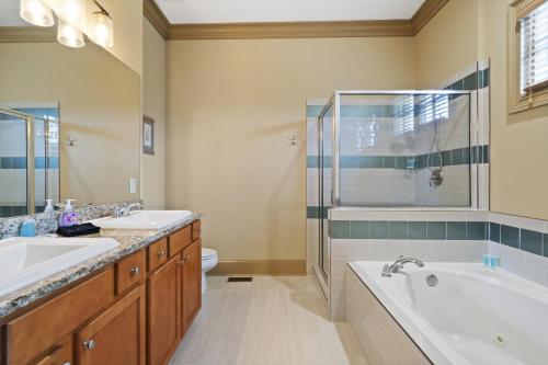 The Laurel Ridge Den in Big Canoe with hot tub in Marblehill, USA