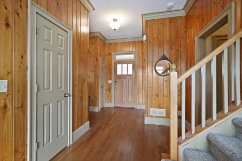 The Laurel Ridge Den in Big Canoe with hot tub in Marblehill, USA