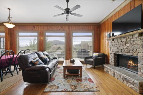 The Laurel Ridge Den in Big Canoe with hot tub in Marblehill, USA