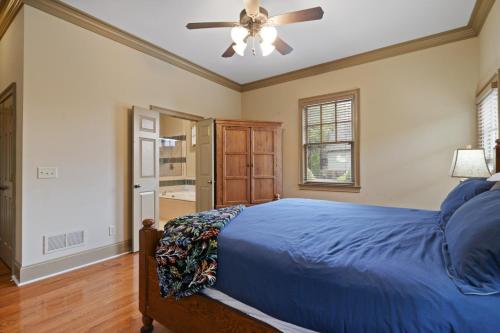 The Laurel Ridge Den in Big Canoe with hot tub in Marblehill, USA