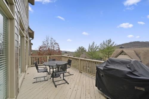 The Laurel Ridge Den in Big Canoe with hot tub