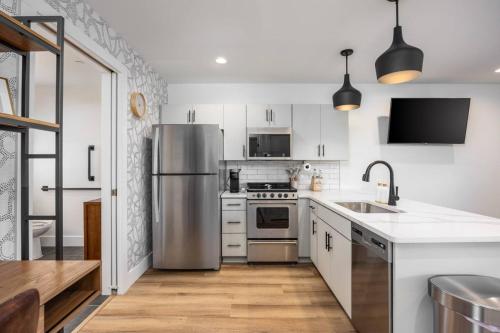 Stylish Condo in Hillsboro Village 3 Beds and Parking in Nashville, USA