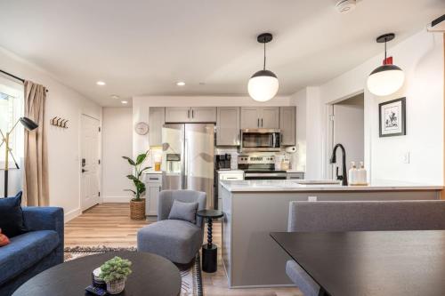 4 Beds 3 Bedroom Updated Condo w Desks Patio and Parking