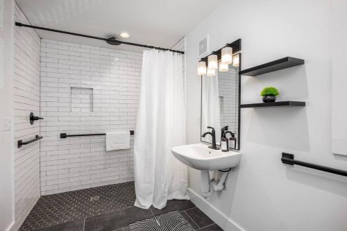 Stylish Condo in Hillsboro Village 3 Beds and Parking in Nashville, USA