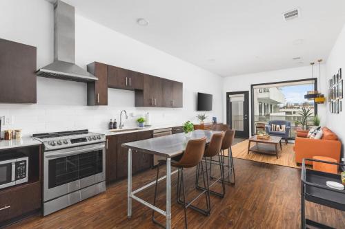 Modern Gulch Getaway with Pool, Parking, and Patio in Nashville, USA