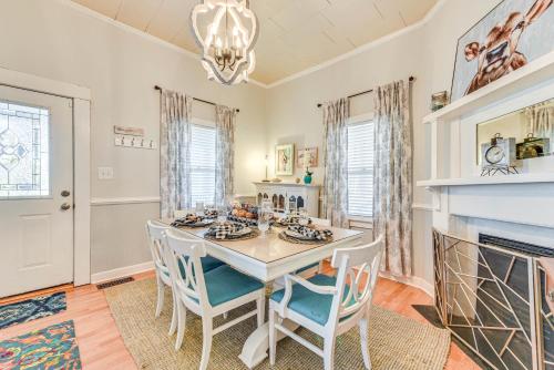 'The Farmhouse' in Fort Lawn w/ Fire Pit & Deck! in Fort Lawn (SC)