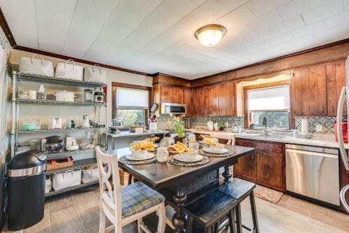 'The Farmhouse' in Fort Lawn w/ Fire Pit & Deck! in Fort Lawn (SC)