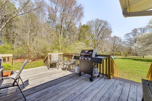 'The Farmhouse' in Fort Lawn w/ Fire Pit & Deck! in Fort Lawn (SC)