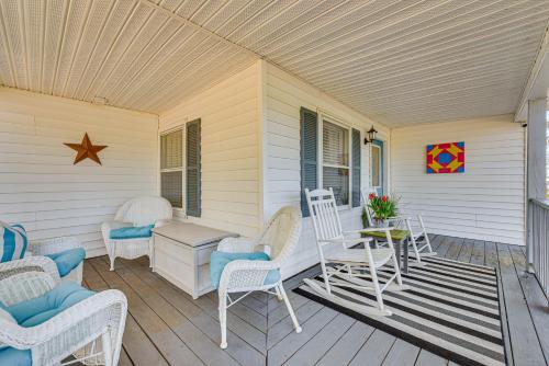 'The Farmhouse' in Fort Lawn w/ Fire Pit & Deck! in Fort Lawn (SC)