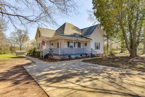 'The Farmhouse' in Fort Lawn w/ Fire Pit & Deck! in Fort Lawn (SC)