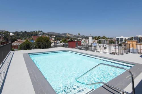 Hollywood 1Bed Apt w Rooftop pool & Panoramic View, Los Angeles (fotografie 3)