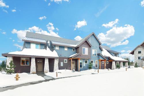 Suncadia 2 Bdrm Pet Friendly Townhome Steps Away from Pool