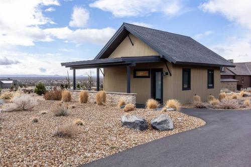Brasada Ranch Guest House walk to the ranch in Powell Butte