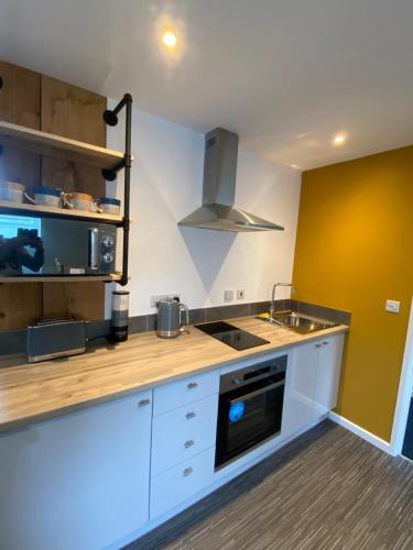 virtuve, Modern studio apartment set beneath the black mountains A stones throw from the offas dyke path in Lanveino