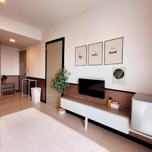 King Room with Balcony image 8