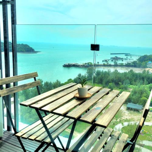 King Room with Balcony room in PD Seaview Sunset Cozy Staycation With Pool & Netflix Private Unit