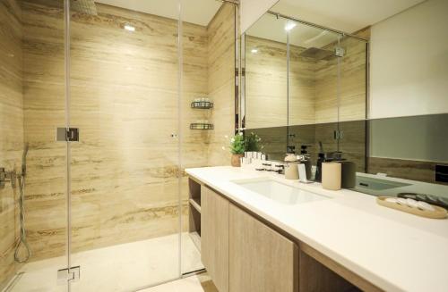 Elite LUX Holiday Homes - Elegant 2BR Suite in Business Bay Dubai - main image