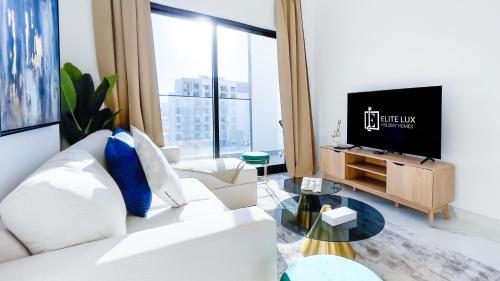 Elite LUX Holiday Homes - Luxe Gardenia 2BR Haven in Arjan Dubai, Dubai