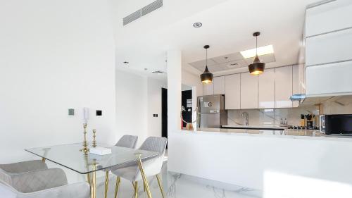 Elite LUX Holiday Homes - Luxe Gardenia 2BR Haven in Arjan Dubai, Dubái (foto 7)