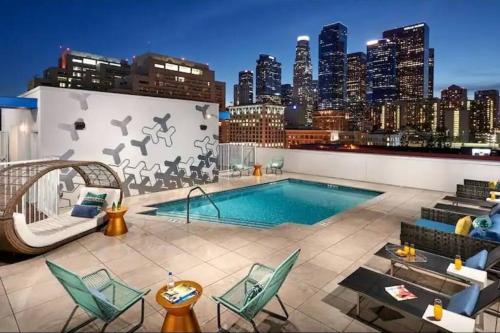 Cozy 2bed Condo with balcony & a rooftop pool in Los Angeles, USA