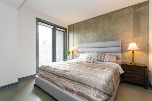 Cozy 2bed Condo with balcony & a rooftop pool in Los Angeles, USA