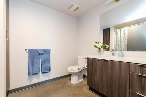 Cozy 2bed Condo with balcony & a rooftop pool in Los Angeles, USA