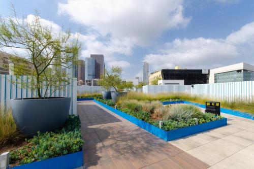 Cozy 2bed Condo with balcony & a rooftop pool in Los Angeles, USA