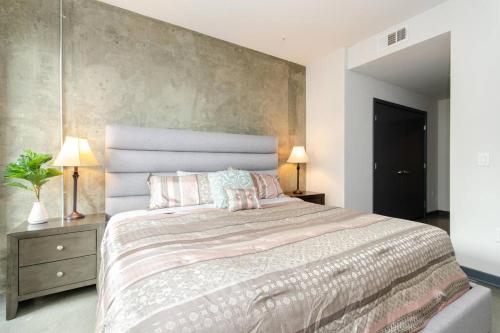 Cozy 2bed Condo with balcony & a rooftop pool in Los Angeles, USA