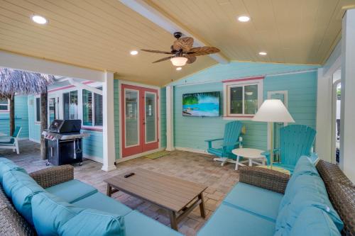 3 min walk to the beach with large private pool in Holmes Beach, USA