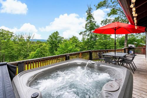 Modern Cabin w Mountain View Hot Tub & Fire Pit in Morton Grove, USA