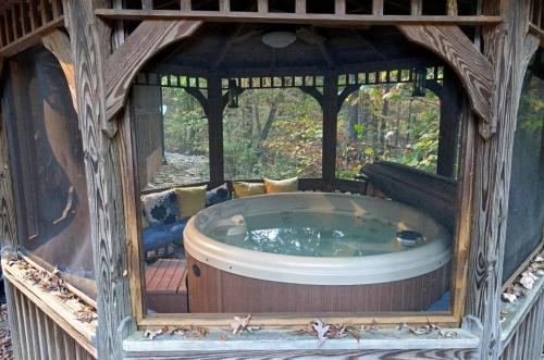 Hawk Haven- Blue Ridge in Morganton, USA