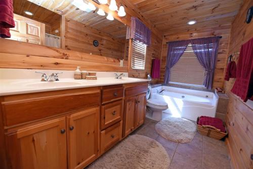 Point of View-Amazing Views-Hot Tub- Pool Table-Wifi-Firepit-Gas Fireplace - image 3