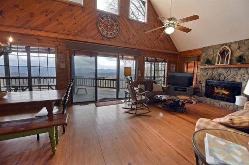 Over the Moon-Hot tub Pets Friendly Wifi Gameroom. Mountain View Wet Bar - image 5