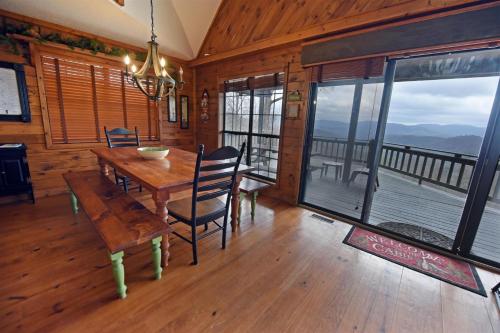 Over the Moon-Hot tub Pets Friendly Wifi Gameroom. Mountain View Wet Bar - image 8