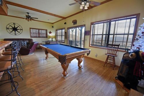 Over the Moon-Hot tub Pets Friendly Wifi Gameroom. Mountain View Wet Bar - image 6