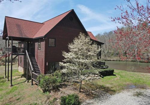 River Ridge Retreat-Riverfront in Copperhill, USA