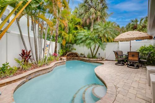 Kokomo 2 bed, 2 bath bungalow heated pool and private, tropical yard, steps from the beach