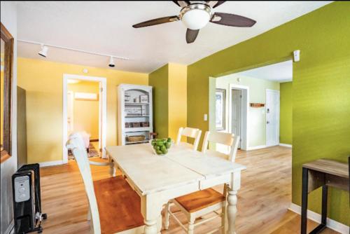 3-Bed Bungalow walk to Historic Downtown Sanford in Sanford, USA
