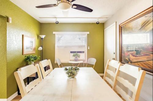 3-Bed Bungalow walk to Historic Downtown Sanford in Sanford, USA