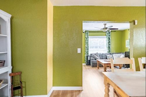 3-Bed Bungalow walk to Historic Downtown Sanford in Sanford, USA