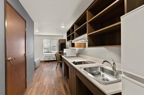 Kitchen, WoodSpring Suites Fort Collins in Fort Collins (CO)